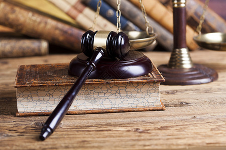 法官、律概念木制案桌背景大棒法律典和司雕像律师高清图片素材