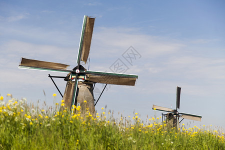 伫立在山坡的传统风车自然高清图片素材