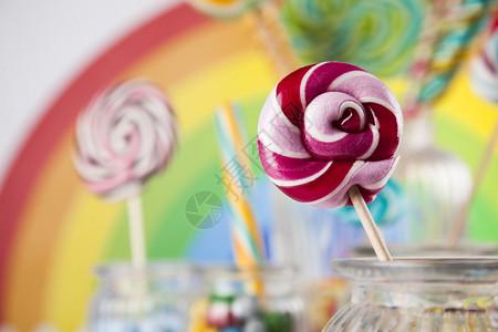 各种糖果包括棒糖口香球彩色棒糖和不同彩色圆形糖果和口香球图片