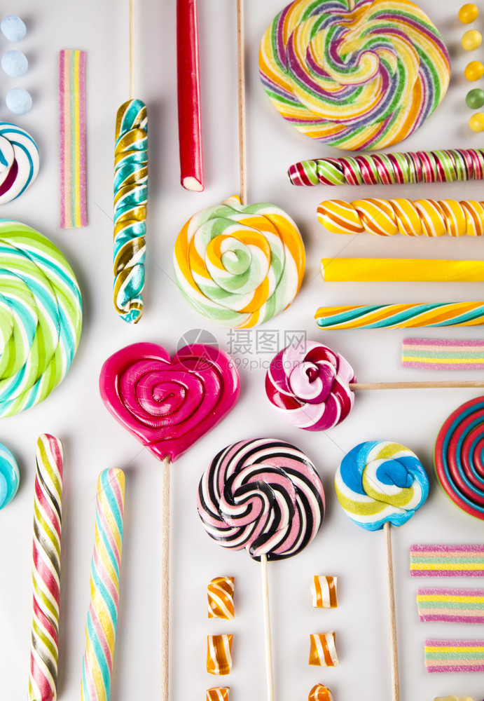 各种糖果包括棒糖口香球彩色棒糖和不同彩色圆形糖果和口香球图片