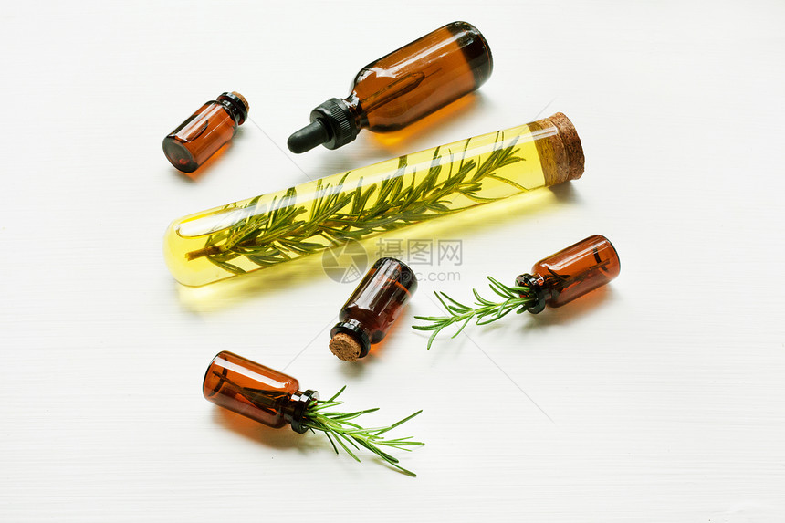 含迷迭香的基本油含迷迭香基本油的玻璃瓶顶部视图图片