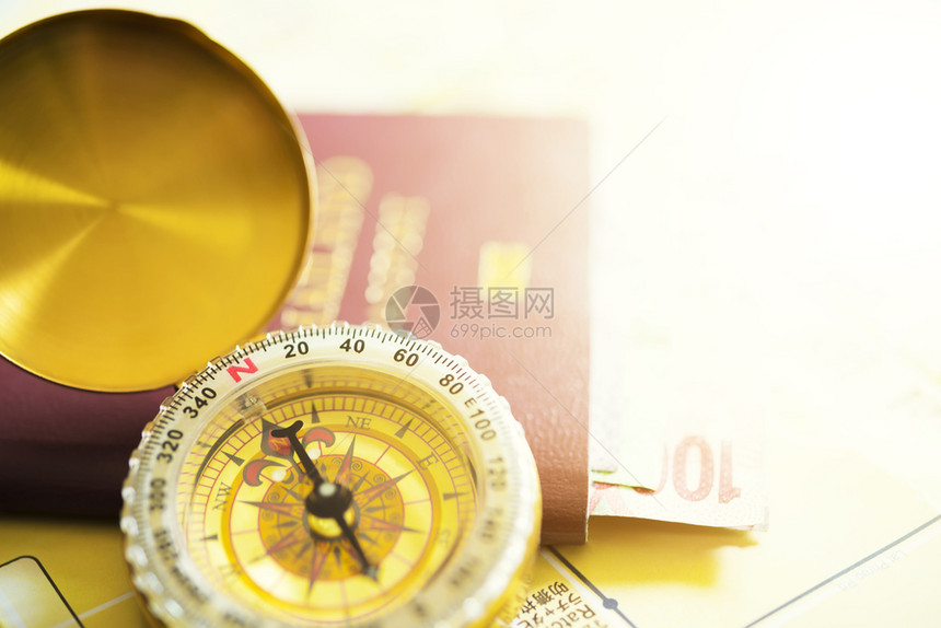 旅行概念黄金指南针和护照旅游如行概念黄金指南针和桌子上的旅游行背景游必需品文字空间古老的过滤色调图片