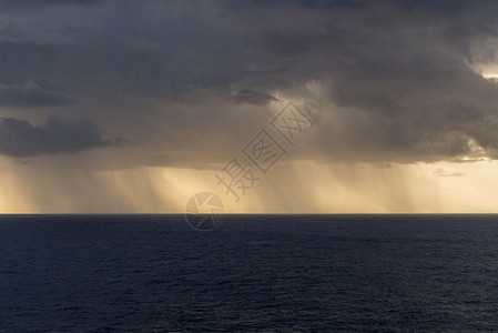 由大风暴云在西洋上下雨由游轮在西洋上下云由风暴在西洋上下雨图片