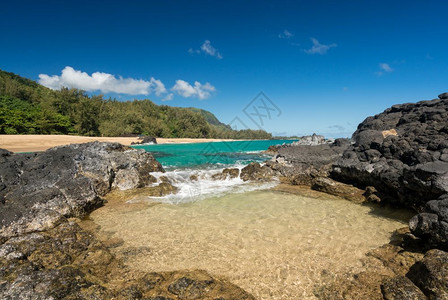 拉马海滩kouai海浪流入游泳池岩石将海浪流入游泳池图片