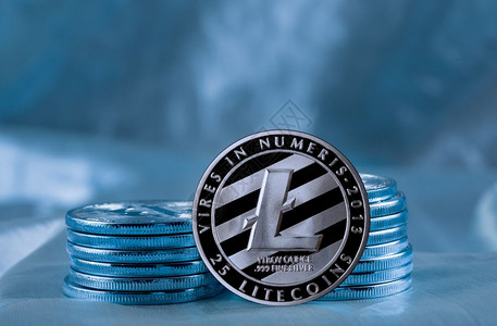 莱特币增值蓝背景的利通硬币堆叠蓝背景的利通硬币堆叠以显示块链和网络货币蓝背景的利通硬币堆叠背景