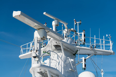 导航和雷达设备以及游轮船顶的天线图片