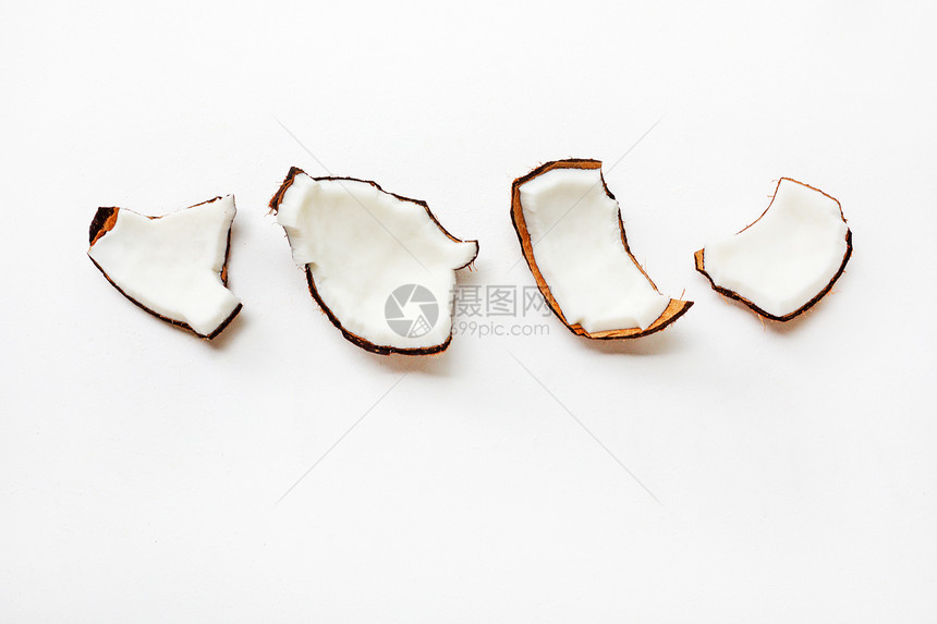 白色背景的椰子片图片