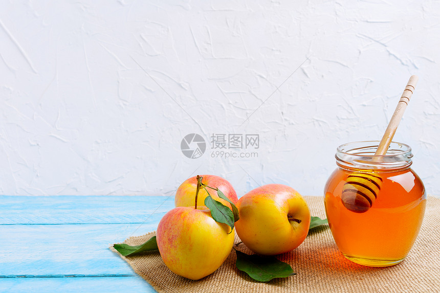 蜂蜜罐和苹果复制空间蜂蜜杯罐和夹层苹果在白色背景上复制空间roshan概念jewsh新年符号图片