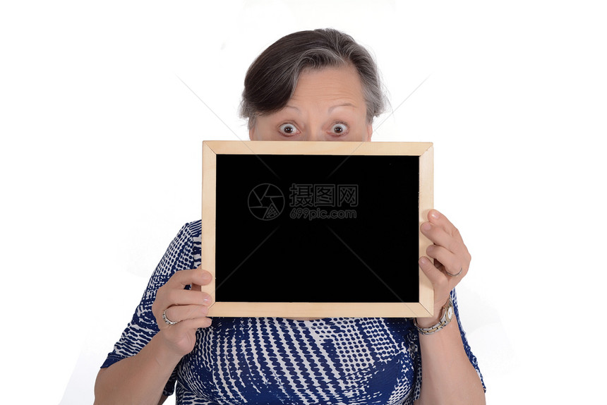 手拿着空纸板的老年妇女孤立的白人背景老年妇女空纸板的老年妇女图片