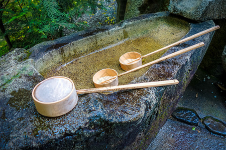 在阿拉西山京都雅潘的一座圣殿中净化喷泉在阿拉西山日本的一座圣殿中净化喷泉在阿拉西山日本的一座净化喷泉在阿拉西山日本的一座圣殿中净背景图片