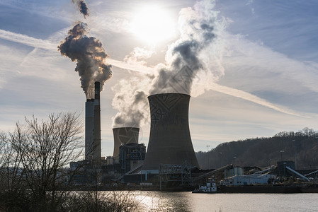 煤改电烟雾和西弗吉尼亚州燃煤发电站烟雾和黄背景