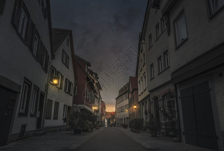 晚上在德国典型房屋之间的街道上小城镇schwabi大厅的街道巷子晚上有典型德国建筑和街灯的房屋建筑物背景图片