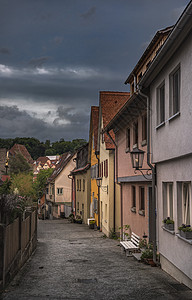 典型的德国小城镇街道和建筑物晚上在德国的schwabisch小城镇的wabi大厅有典型的色德国房子和建筑物的街道小巷背景图片