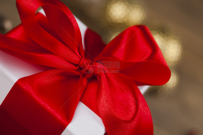 美丽的礼物盒带有圣诞节背景的红丝带礼物盒有红丝假日圣诞背景图片