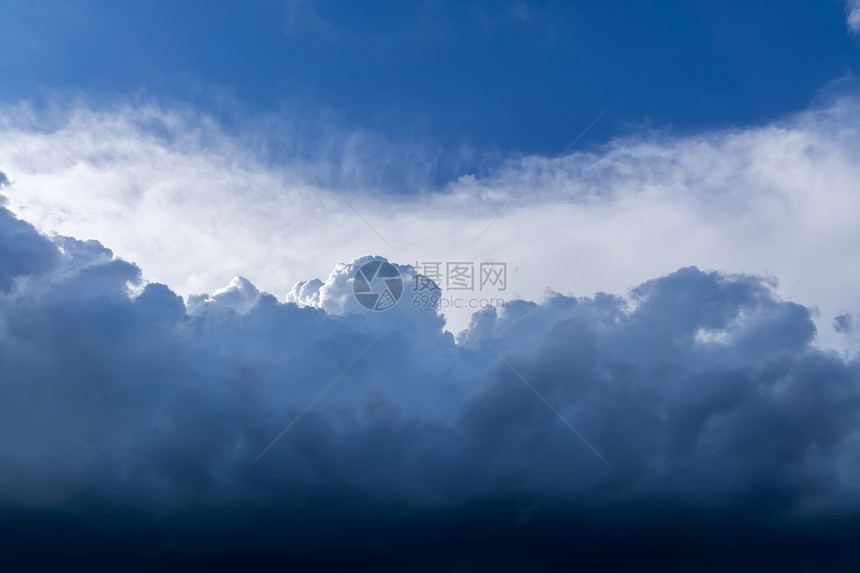 暴风雨的黑云在前自然背景图片
