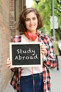 出国留学漂亮的女子在做户外教育理念图片