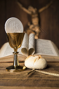 面包和葡萄酒圣杯主办者第一圣餐背景礼拜仪式高清图片素材