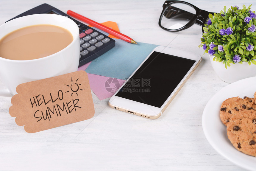 夏天的文字和咖啡电话的白色木制背景图片