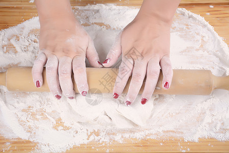 妇女用滚动钉子烹饪概念手工制作的高清图片素材