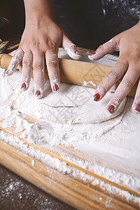 妇女用滚动钉子烹饪概念烹饪的高清图片素材