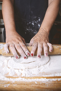 妇女用滚动钉子烹饪概念面粉高清图片素材