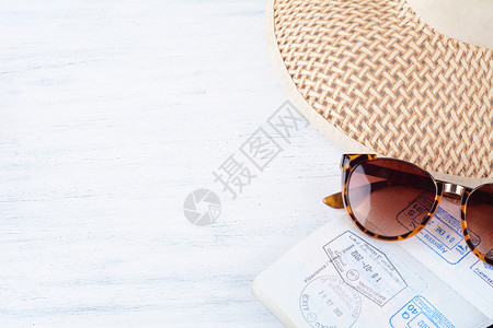 戴上帽子用签证印章和墨镜打开护照旅行概念白色高清图片素材