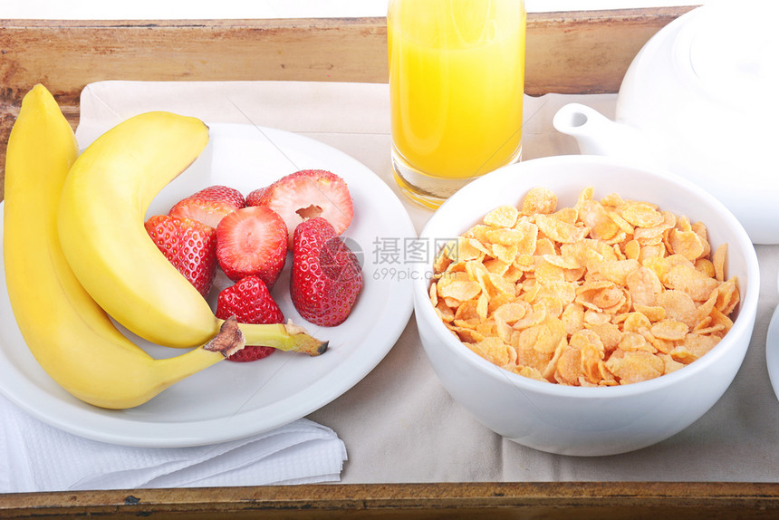 用橙汁麦片和水果关闭早餐盘图片