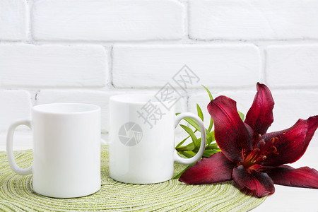 两杯白咖啡装黑色布贡迪百合空杯装作设计宣传品背景图片