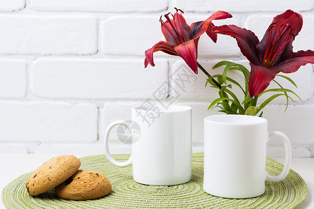 两杯白咖啡装黑色布贡迪百合和饼干空杯装设计宣传背景图片
