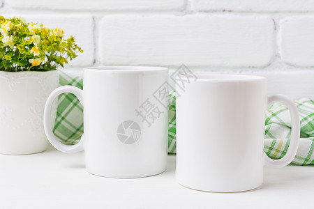 黄色的杯子两杯白色咖啡装小黄绿花空杯装上设计宣传品背景