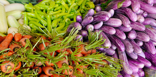 农民市场上的新鲜蔬菜和有机街头买卖srilank健康食品商店高清图片素材