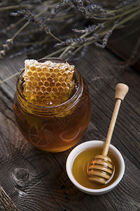 装满新鲜蜂蜜和窝的罐子图片