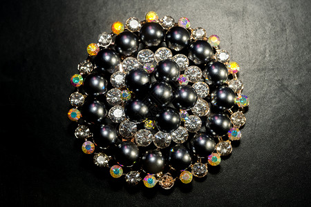用黑珍珠和葡萄石装饰时尚圆环胸针背景图片