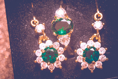 优雅的女首饰金环珍贵的绿宝石过滤背景背景图片