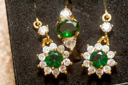 优雅的女首饰金戒指配有珍贵的绿宝石翡翠的高清图片素材