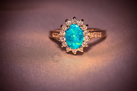 装饰着蓝火花宝石的金色戒指高清图片