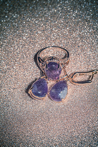 时尚玫瑰金耳环和戒指由天然的紫铁宝石制成图片