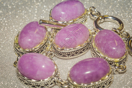 古老的银首饰带有紫色粉石块库兹特盖或石英图片
