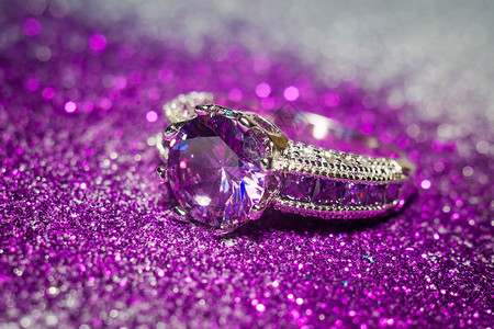 紫色钻石时尚银色环紫西乳腺仿真背景