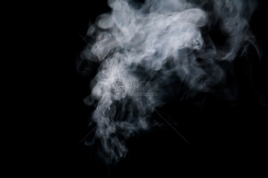 黑色背景上的抽象白烟纹理图片