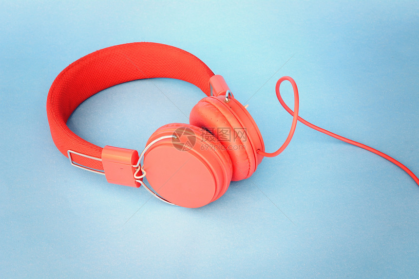 轻蓝背景的红耳机音乐概念图片