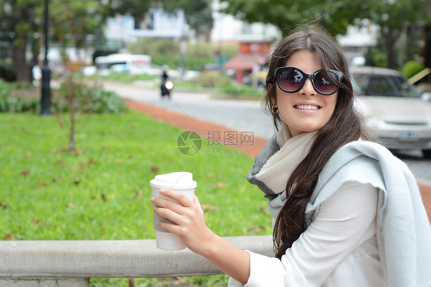 拿着纸咖啡杯的女孩图片