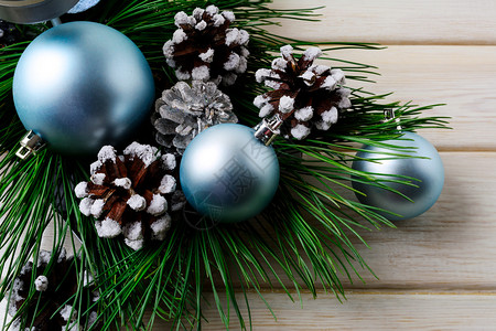 圣诞节背景蓝色装饰品和松果仁圣诞派对装饰品图片