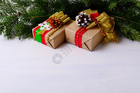 圣诞节背景带有装饰礼品盒和圆形树枝圣诞节背景带有粉色装饰品复制空间图片