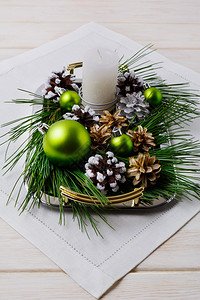 圣诞背景蜡烛和绿色装饰品图片