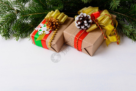 圣诞节背景有圆形树枝和装饰品盒圣诞节赠送金珠和弓复制空间图片