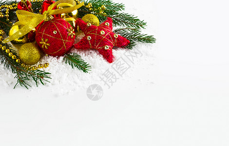 叮当圣诞节背景有金珠和圆枝圣诞节背景有红色装饰品复制空间背景