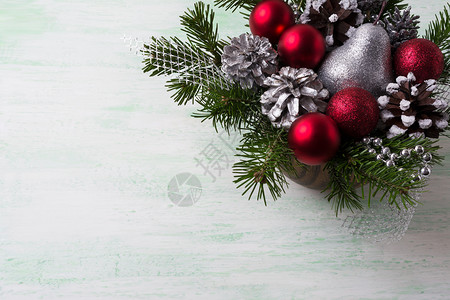 圣诞节背景有红色装饰品银和雪松锥圣诞节桌中心有银色装饰品复制空间图片