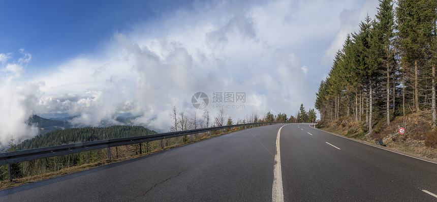 在阳光明媚的一天在德国穿过黑森林山脉图片