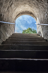地下室出口有拱顶和石头楼梯图片